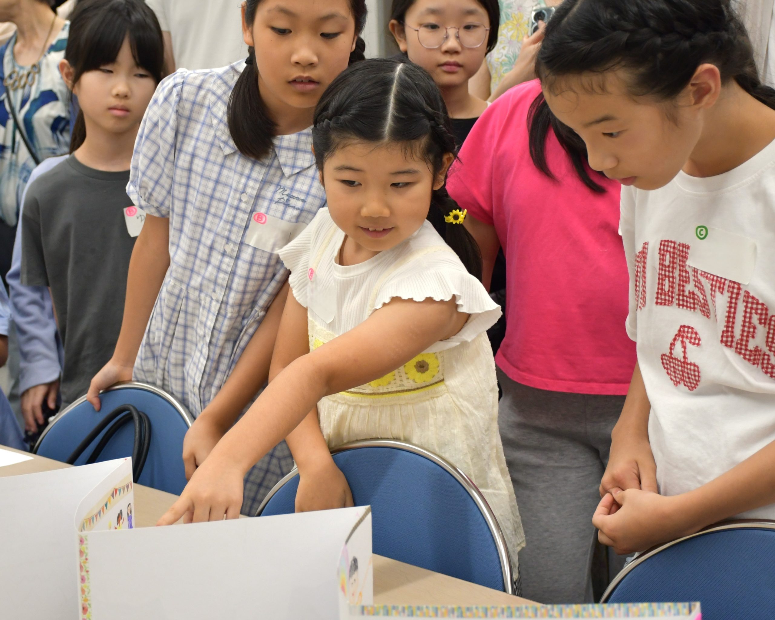 完成したオリジナルの「ちきゅうパスポート」を見せ合い、それぞれの工夫や思いを共有しました