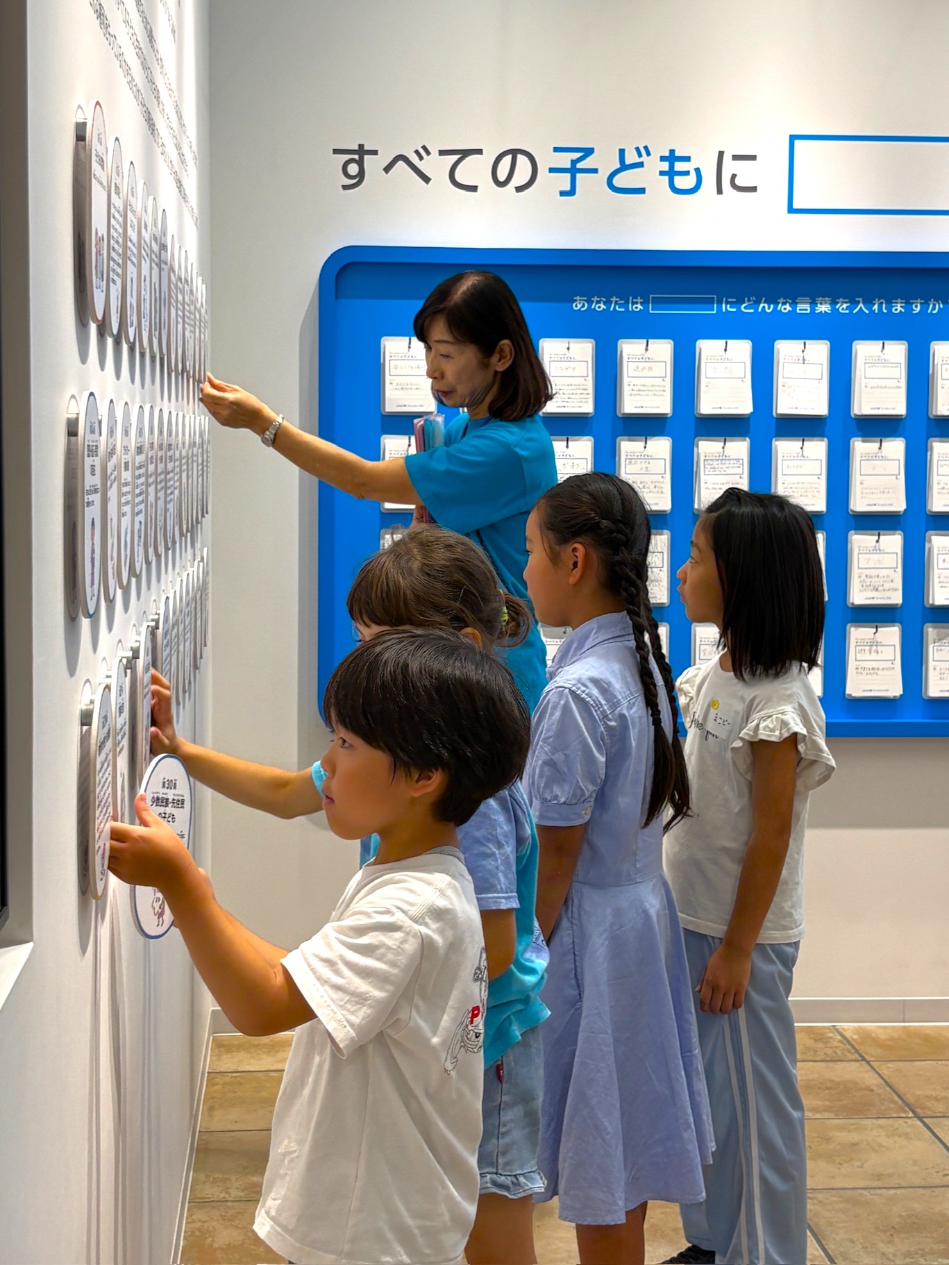子どもの権利について考えながら、体験型展示に触れる参加者たち