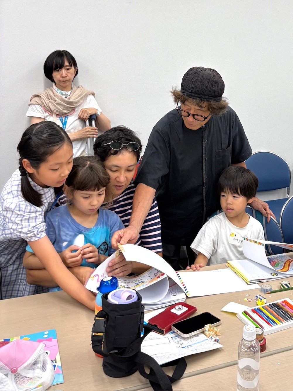 絵本作家からアドバイスを受けながら、自分だけの「ちきゅうパスポート」づくりに挑戦