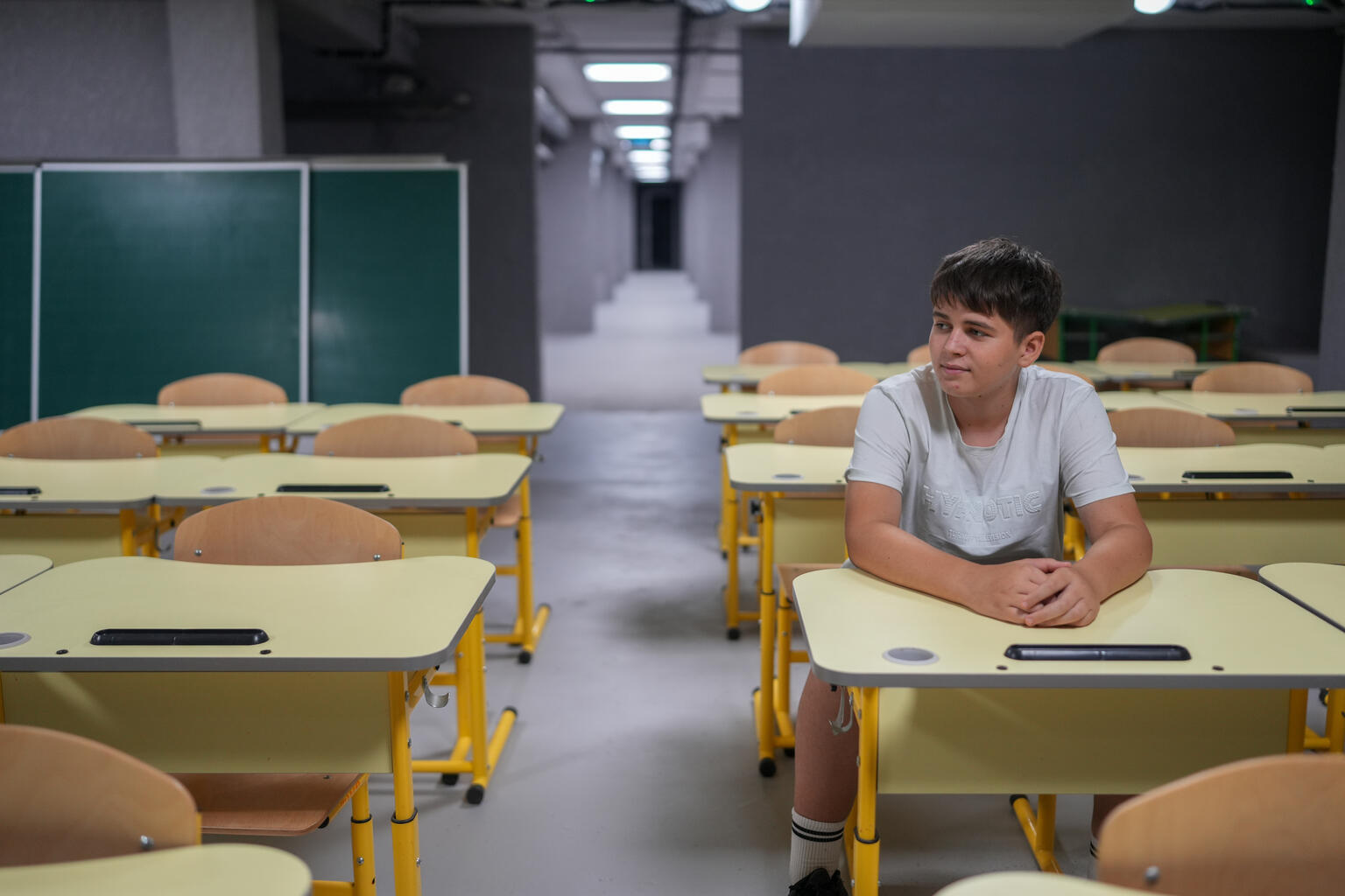 故郷のヘルソン州から避難してきた13歳のダニーロさん。ドニプロペトロウスク州の学校に新たに整備された避難シェルター内の教室で、9月から対面授業を受ける(ウクライナ、2026年8月19日撮影)