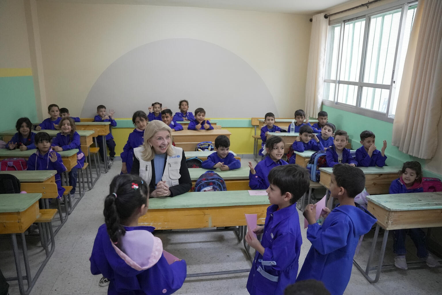 ユニセフが修復を支援したダマスカス郊外県の学校を訪れ、子どもたちと交流するユニセフのラッセル事務局長(シリア、2026年9月30日撮影)