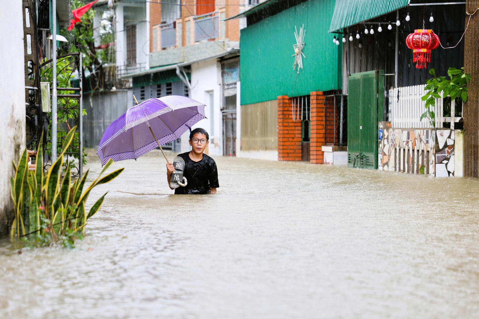 熱帯暴風雨により浸水した街を歩く15歳のタインさん（ベトナム、2025年9月29日撮影）