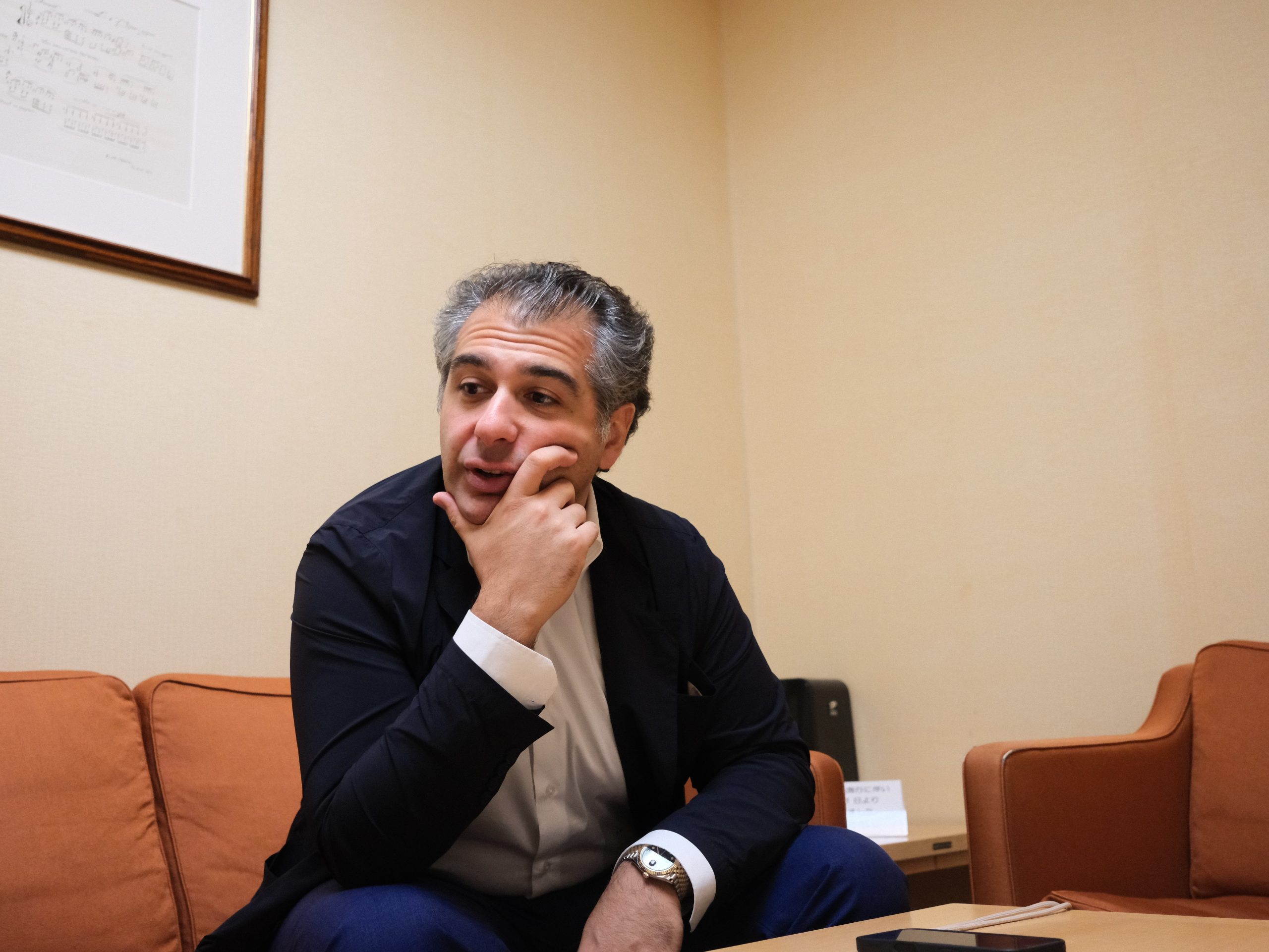 避難を経験した子どもたちとの出会いを振り返るスムバティアン氏