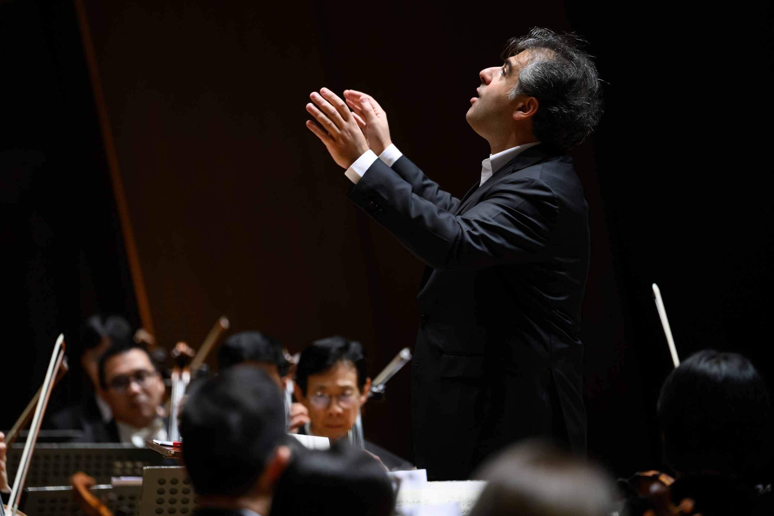 東京公演でロイヤル・バンコク交響楽団を指揮するスムバティアン氏