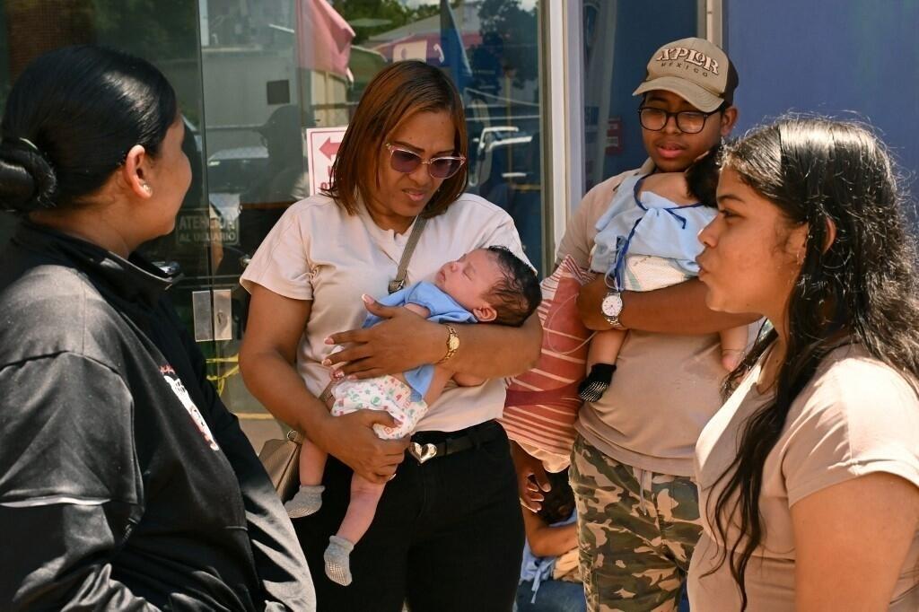 大きな地震に襲われた首都パナマシティの病院で、赤ちゃんを抱いて産科病棟の外に避難した人々(パナマ、2026年10月9日撮影) ※本写真の転載・二次使用不可