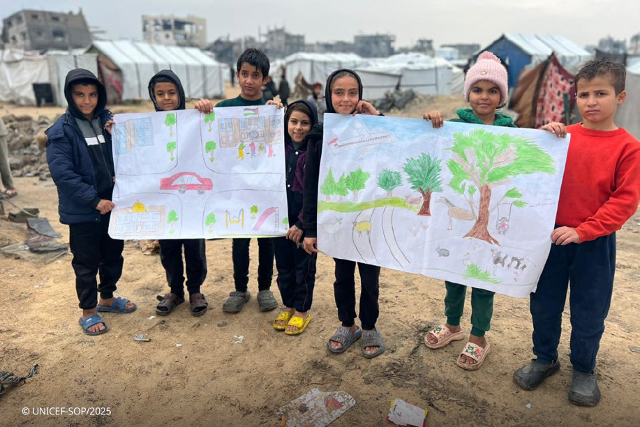 「私たちが望むガザ」というテーマで描いた絵を見せる子どもたち