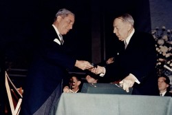ノーベル賞のメダルを受け取ったヘンリー・ラブイス事務局長（当時）。
