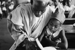 1963年、ナイジェリアの小学校で読み書きを学ぶ女の子。