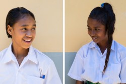 デルフィナさん（左）とエスペランサさん（右）は、現在、ユニセフが支援する子どもにやさしい学校で質の高い教育を受けています