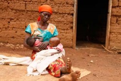 孫たちの世話をするアネシエさん。キルンド県では多くの住民が近隣国であるルワンダへ避難している。