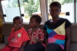 救急車で一時ケアセンターに向かうエマさんと弟たち。