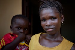 ユニセフが支援する一時ケアセンターで隔離期間中に生活を送るエマさんと弟。