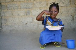 学校で昼ご飯を食べる女の子。（リベリア）