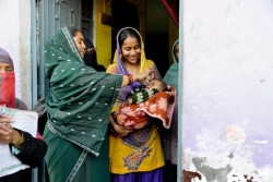 戸別訪問でポリオの予防接種を行う移動チーム。