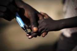 ポリオの予防接種をした“しるし”を指に付ける予防接種チーム。