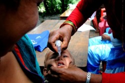 最も甚大な被害を受けた14の郡のうちのひとつ、Kavrepalanchokでポリオの予防接種を受ける子ども。