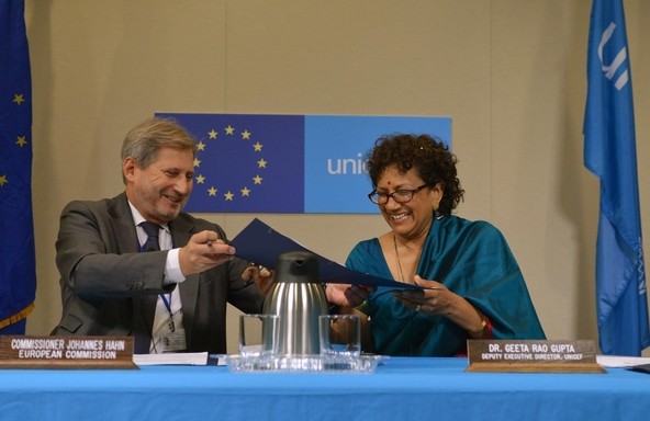 合意書に署名する欧州委員会のヨハネス・ハーン氏（左）とユニセフ事務局次長のギータ・ラオ・グプタ。
