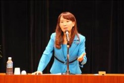 世界の子どもたちや日本の子どもたちの現状と課題を訴えるアグネスさん。