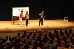 「CAP子どもワークショップ」の一部を実演で紹介。