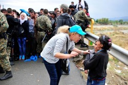 ゲヴゲリヤで子どもたちの話を聞くユニセフのスタッフ。