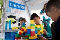 「子どもにやさしい空間」で過ごすアフガニスタンの子どもたち。