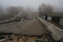 2014年6月の攻撃で破壊されたドネツク州にある橋。