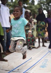 遊び支援に参加して笑顔を見せる、エボラから回復したアッサちゃん（4歳）。