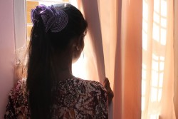 家族を支えるために14歳から売春をしている16歳の女の子。