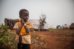 タンザニアの難民キャンプに身を寄せるブルンジの男の子。