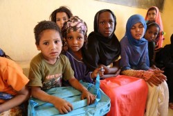 2014年7月に近くで爆弾が爆発し、被害に遭ったマリ北部キダルにある学校の子どもたち。