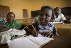 『Every Child Counts （だれもが大切な“ひとり”）』キャンペーンの支援で勉強を続けている女の子。