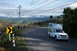 メーホンソーン県の人里離れた地域に本を運ぶ移動図書館。
