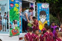 移動図書館で本を借りる子どもたち。