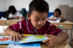 移動図書館で借りた本を読むアピシットくん。「本を読むのが好きだけど、家には1冊しか本がないんだ」