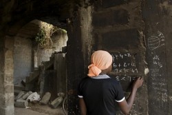 自身がHIVに感染していることをごく最近知った、15歳の女の子。(タンザニア、2010年)