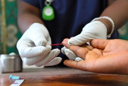 HIV感染検査の様子（リベリア）