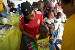 保健所で予防接種を受ける子どもたち。