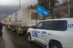 1月14日、マダヤに入る最後の検問所で待機する人道支援物資を届ける車両。