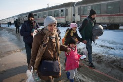 シリアからドイツに向かう5歳の女の子と母親。（クロアチア）