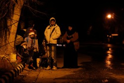 ダマスカス郊外のマダヤで、町を出る許可を待つ家族。