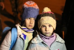 ダマスカス郊外の町マダヤで、包囲されている町から出る許可を待つ子どもたち。