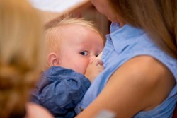 母乳を飲む赤ちゃん。（ウクライナ）
