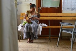 赤ちゃんに母乳をあたえる母親。（エチオピア）