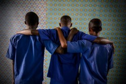 かつて武装勢力と行動を共にしていた少年たち。現在は支援を受けて職業訓練や心のケアを受けている（ソマリア）。