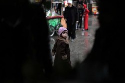 ダマスカス郊外の町を歩く女の子。※本文との直接の関係はありません。