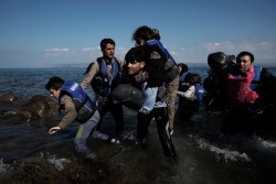 ギリシャのレスボス島にボートで辿り着いた人々。