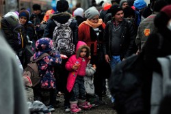 難民のためのトランジットセンターの列に並ぶ子ども。（マケドニア旧ユーゴスラビア共和国）