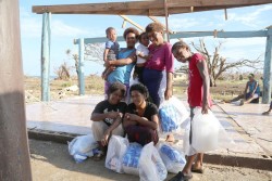 ユニセフが配布した水と衛生キットを受け取った人たち。