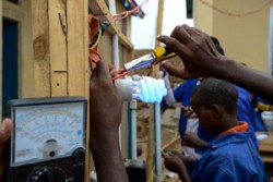 かつて武装グループと行動を共にしていた少年たちや徴用の危険に晒されていた子どもたちが、ユニセフの支援するセンターで技術訓練を行っている。