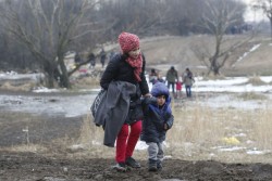 マケドニア旧ユーゴスラビア共和国との国境付近を歩く難民の親子。（セルビア）